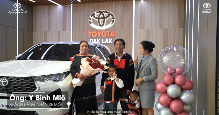 LỄ BÀN GIAO XE INNOVA CROSS – KHOẢNH KHẮC TRỌN VẸN CÙNG GIA ĐÌNH KHÁCH HÀNG